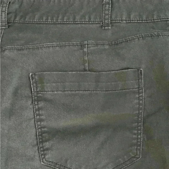 Old Navy Gray 4 button shorts Women’s Size 12 with 4 inch inseam Fit like 10 - Picture 6 of 6
